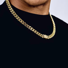  This is a close up shot of the 10mm yellow gold cuban link chain with the clasp showing.